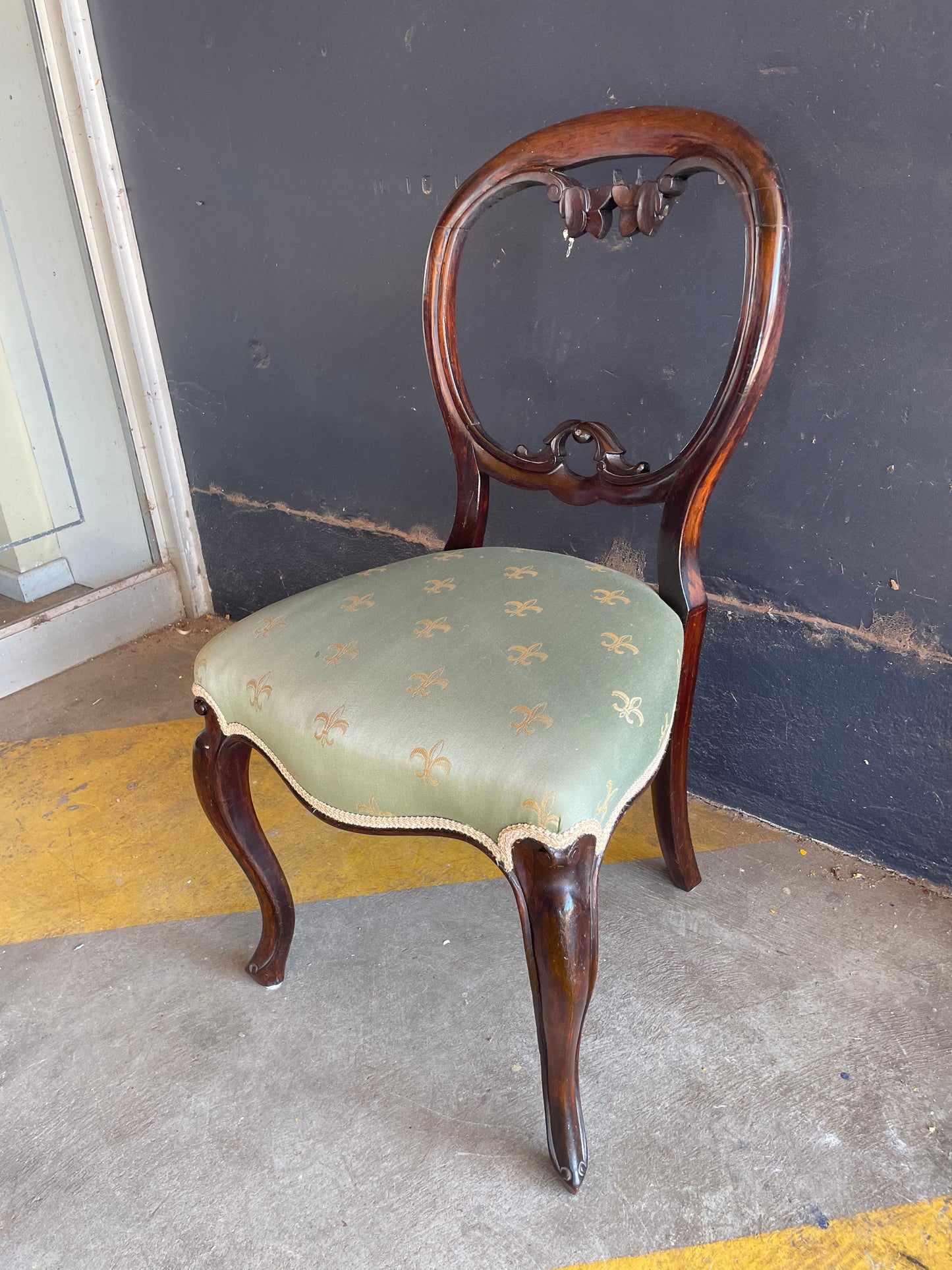 Victorian Rosewood Balloon Back dining chair