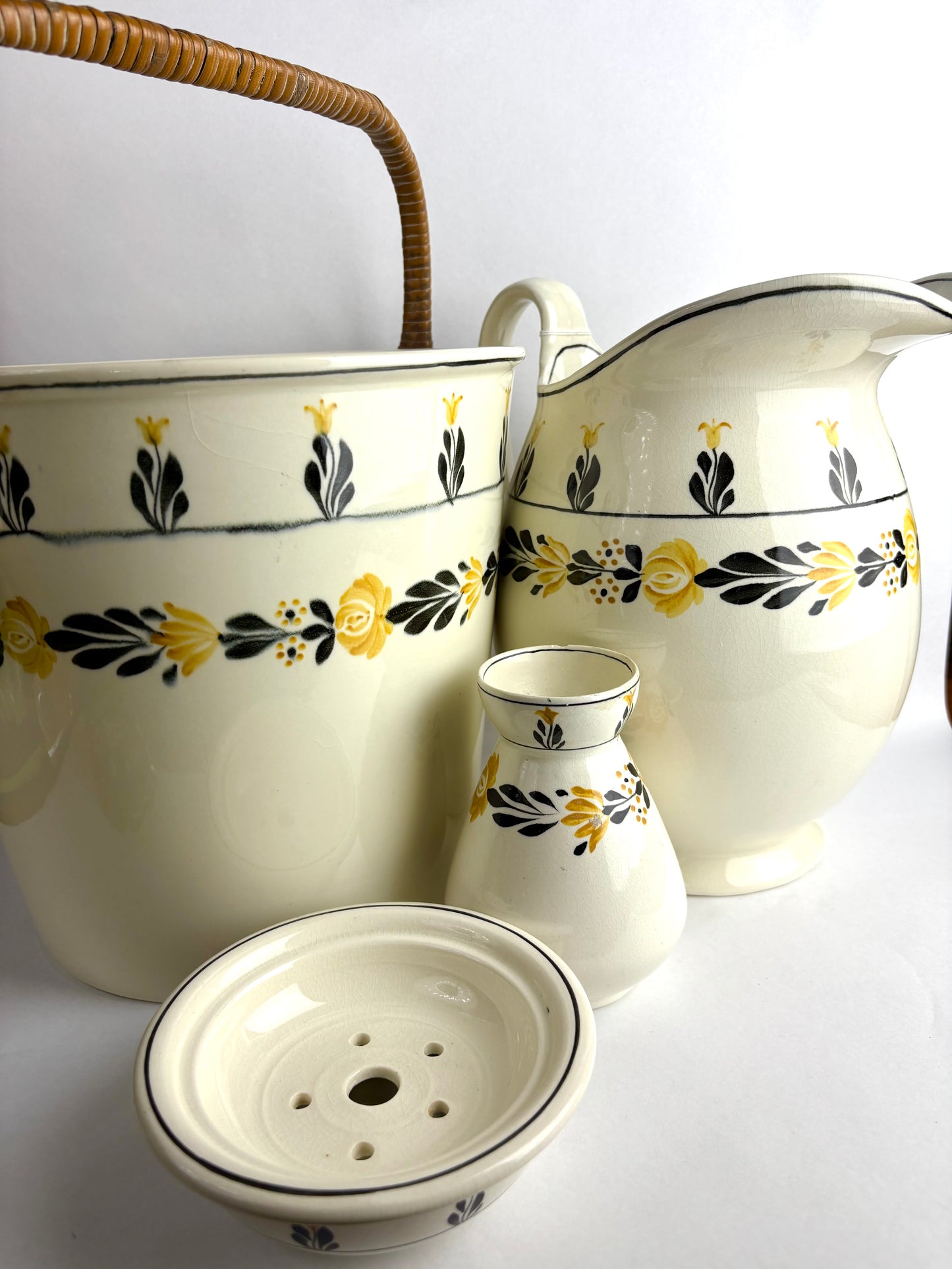 Antique George Jones & Sons Crescent Ivory Bathroom Set, circa 1895