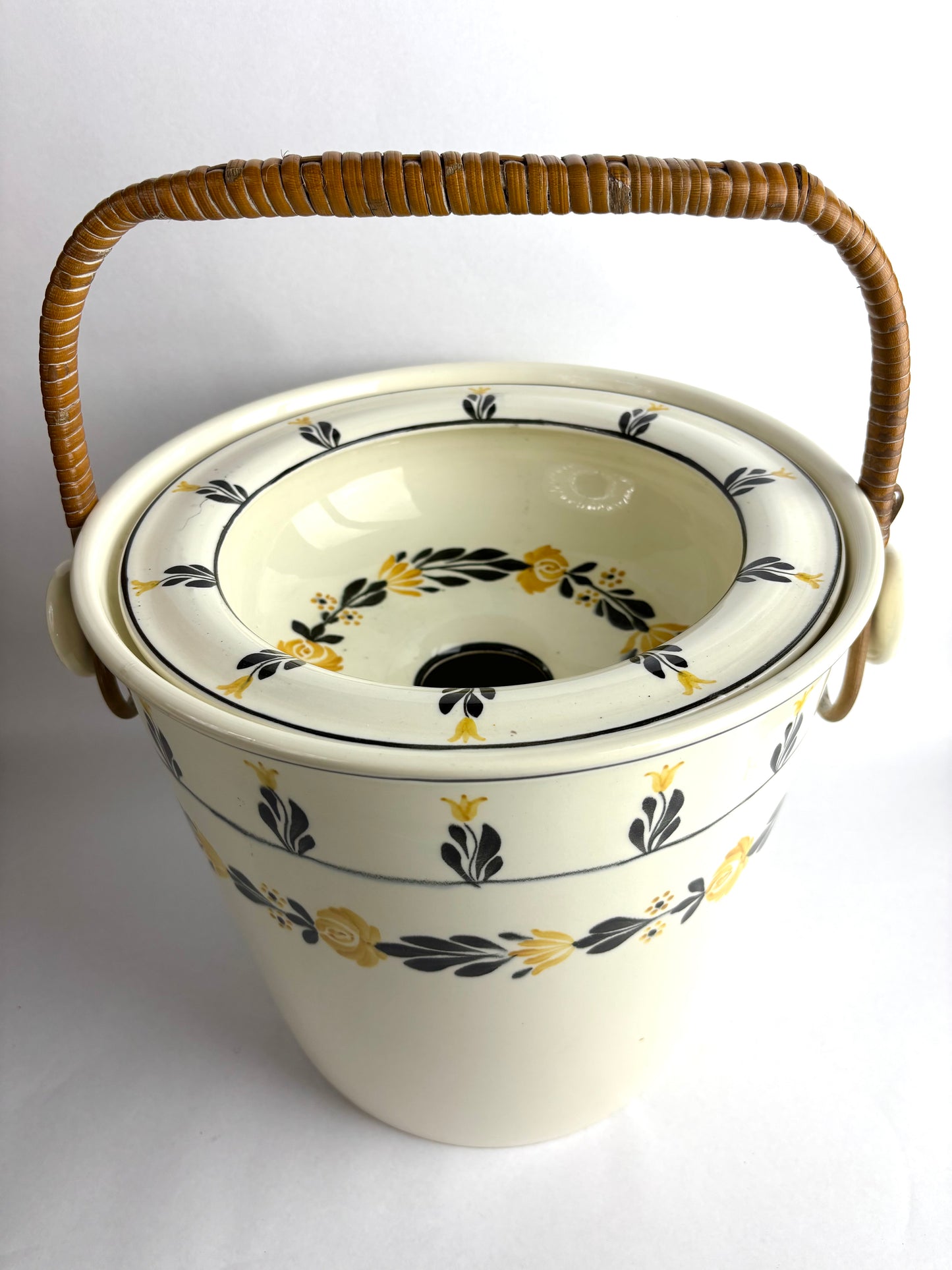 Antique George Jones & Sons Crescent Ivory Bathroom Set, circa 1895