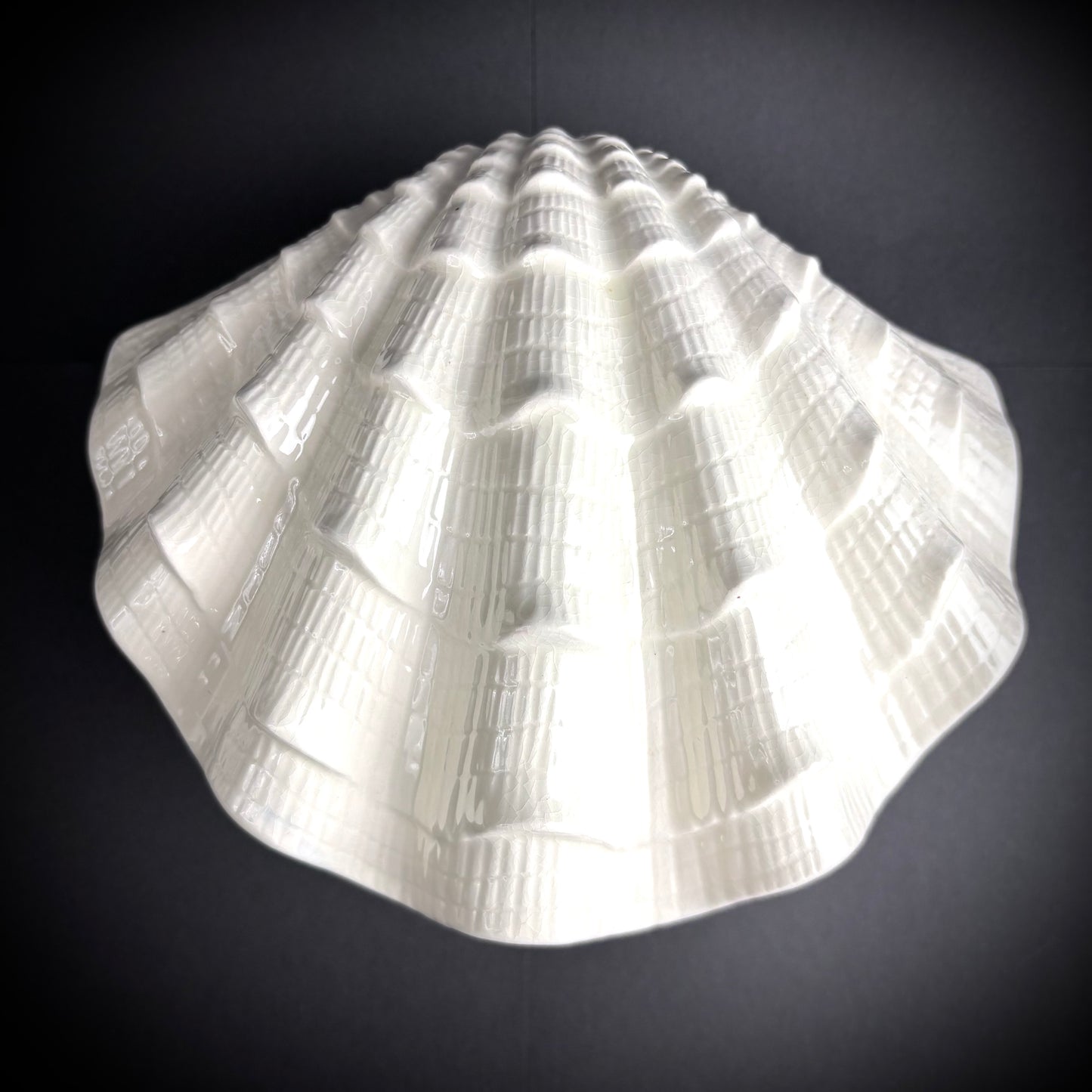 Large ceramic lidded clam shell