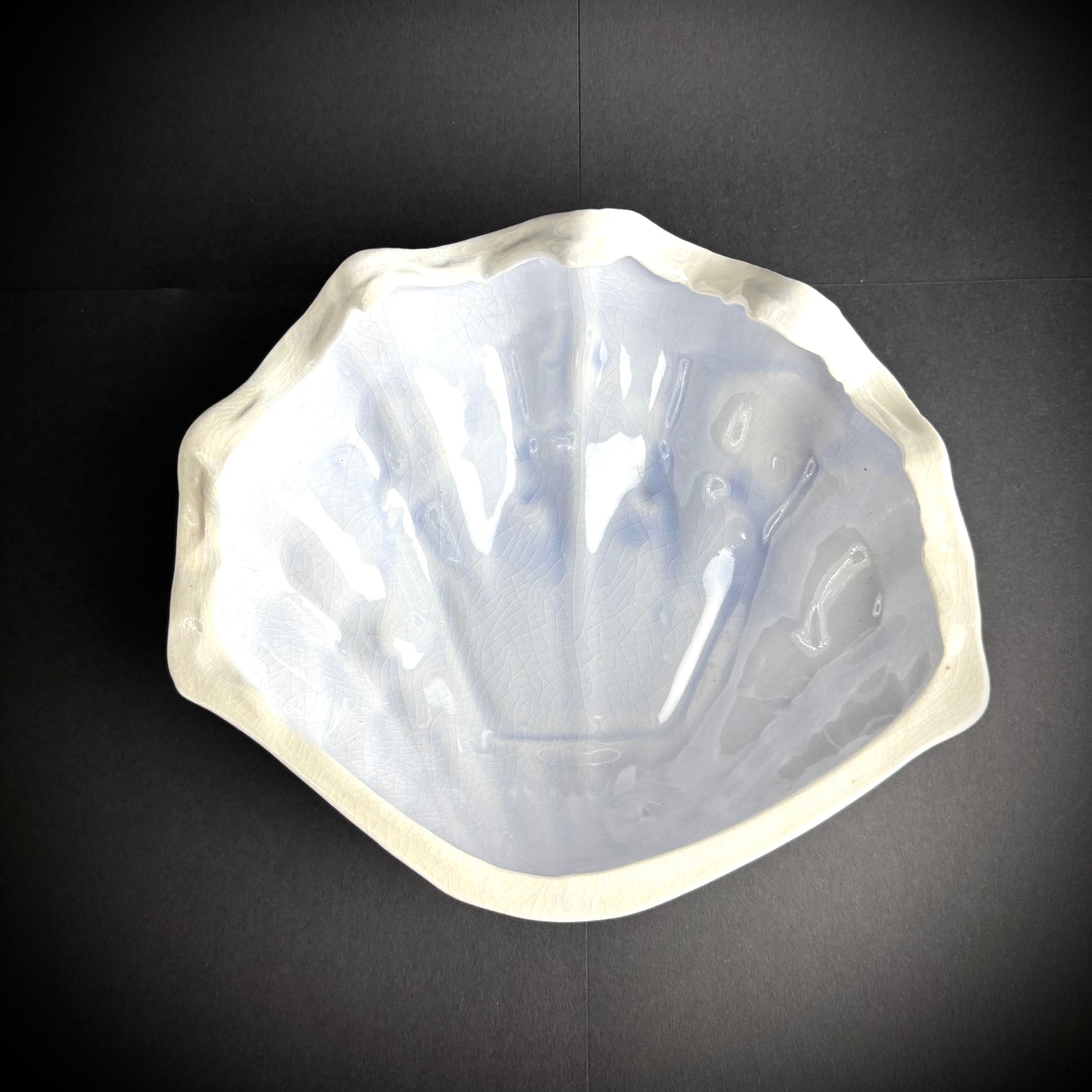 Large ceramic lidded clam shell