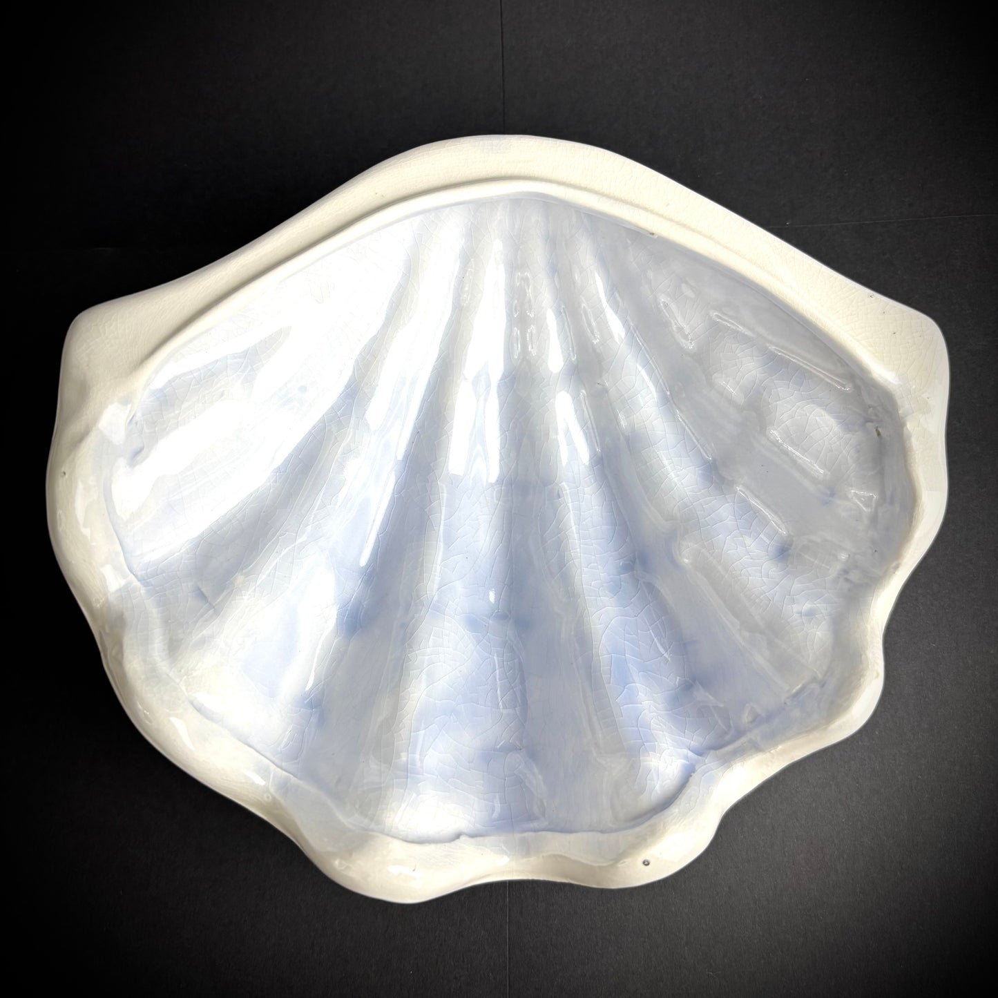 Large ceramic lidded clam shell