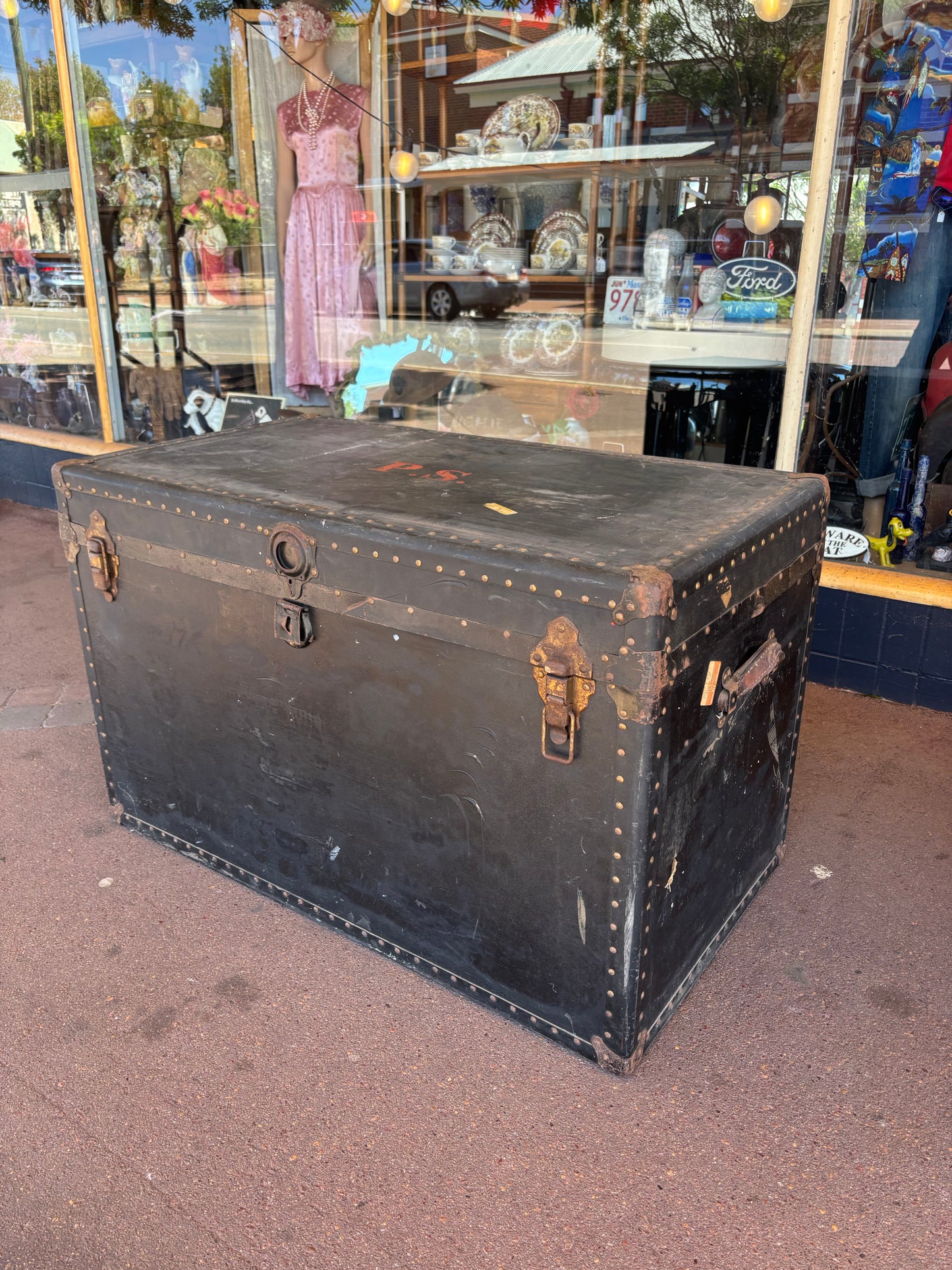 XXL Amelia Earhart black fitted trunk