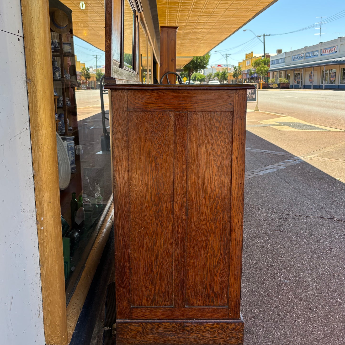 Edwardian tiger oak sideboard with a short mirror-back
