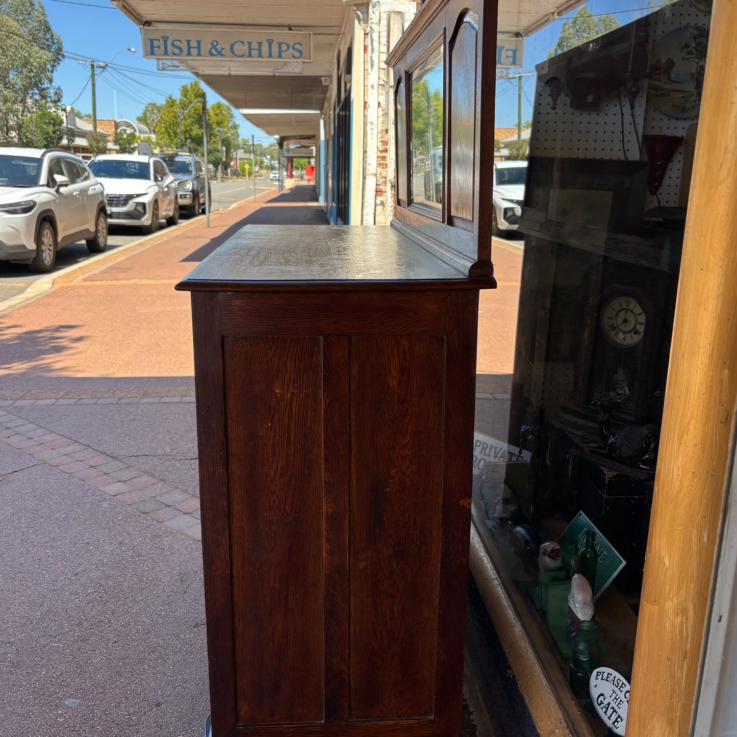 Edwardian tiger oak sideboard with a short mirror-back