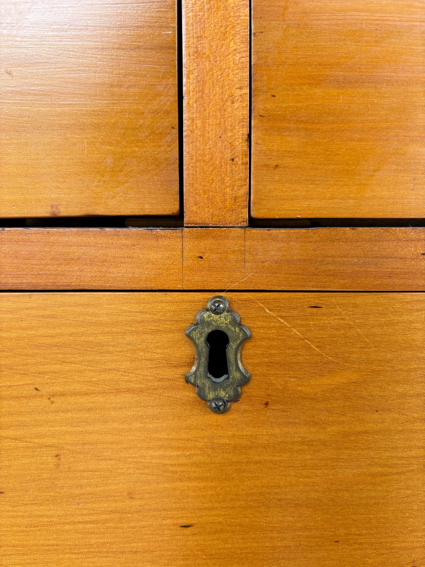 Colonial pine chest of drawers