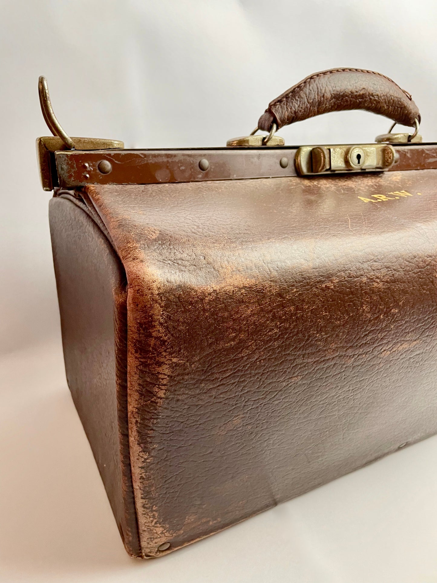 Large vintage leather Gladstone bag in VGC