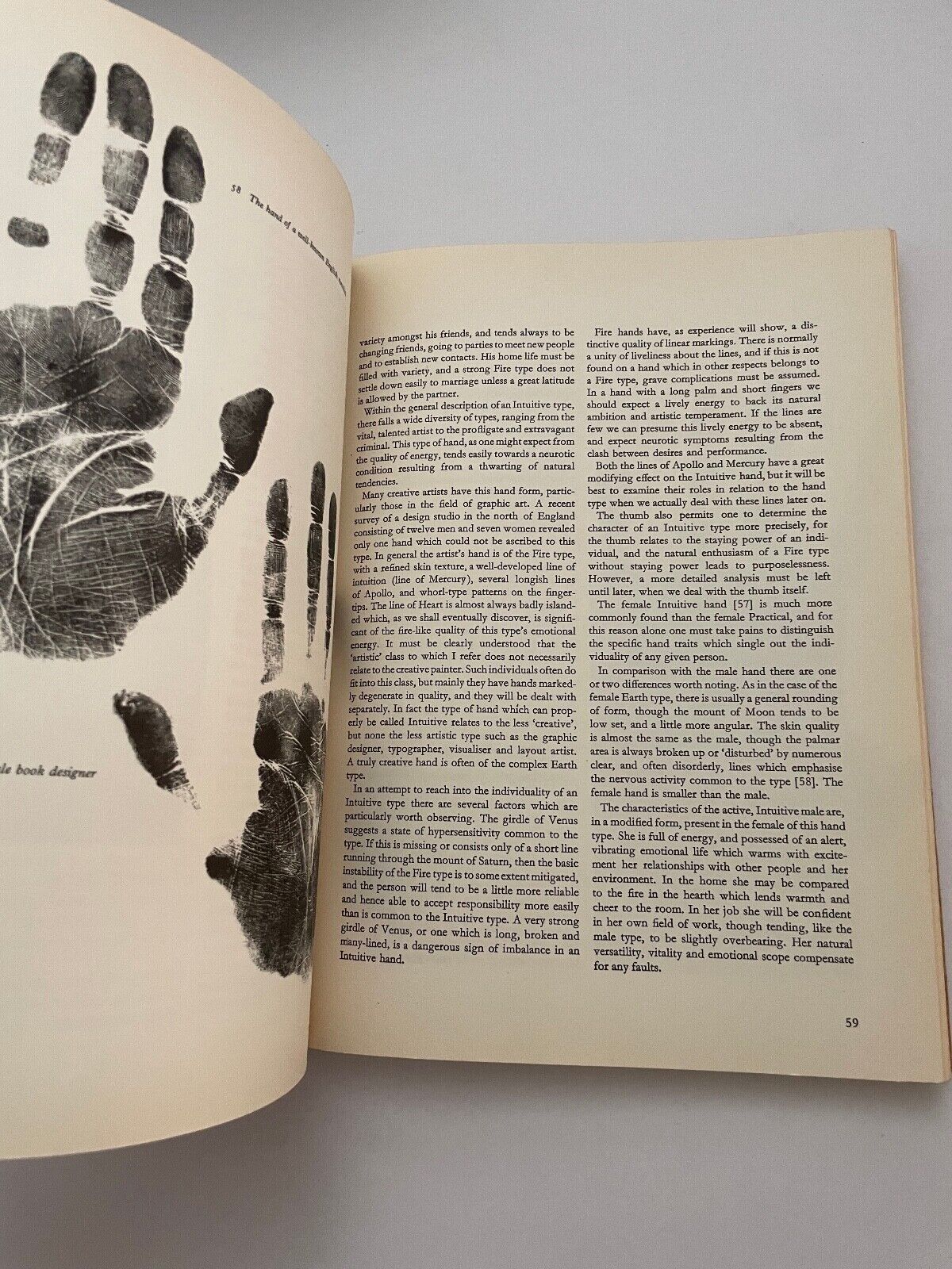 Book of the Hand an Illustrated History by Gettings, Fred