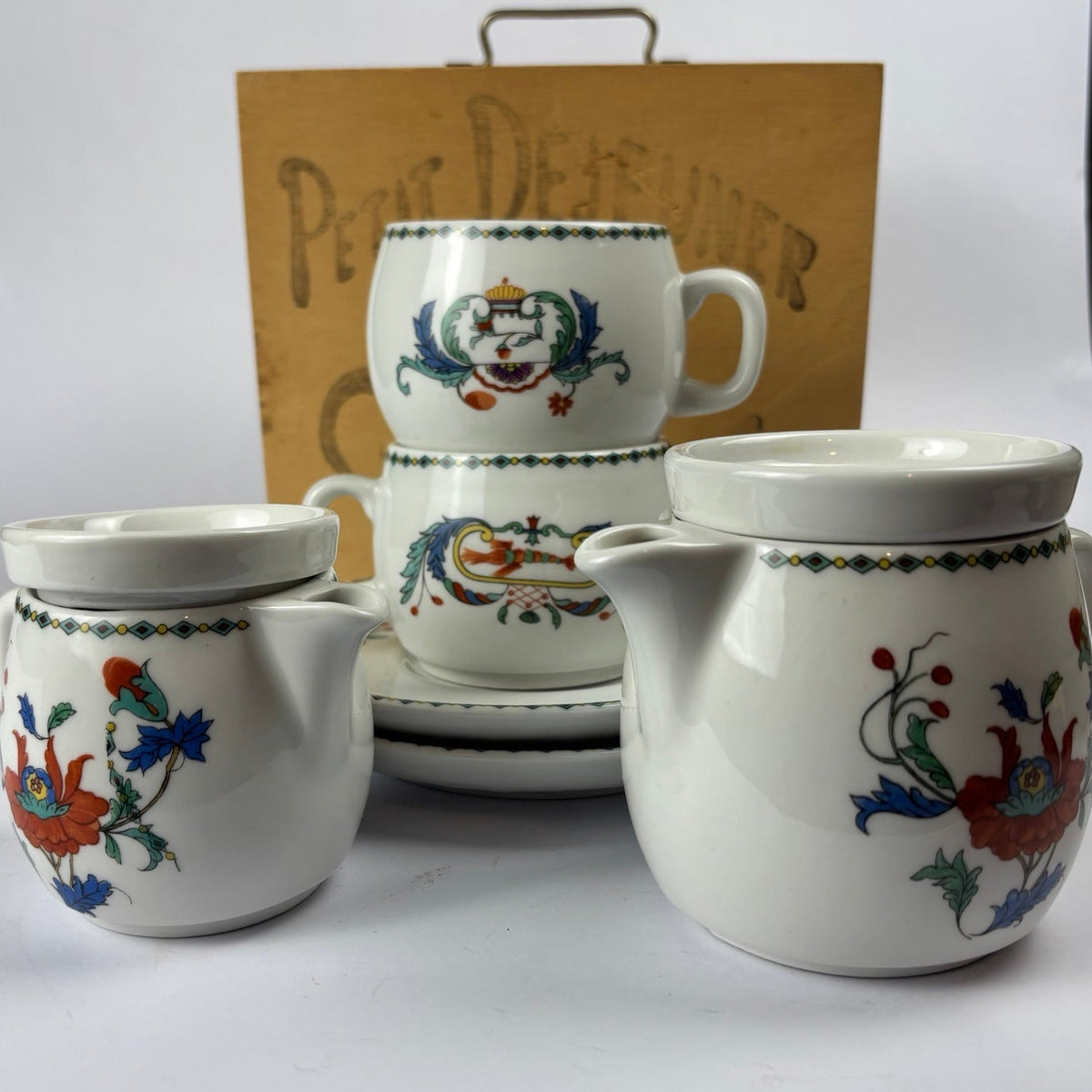 Porcelaine de Paris Pavot breakfast set with floral and ornamental decoration