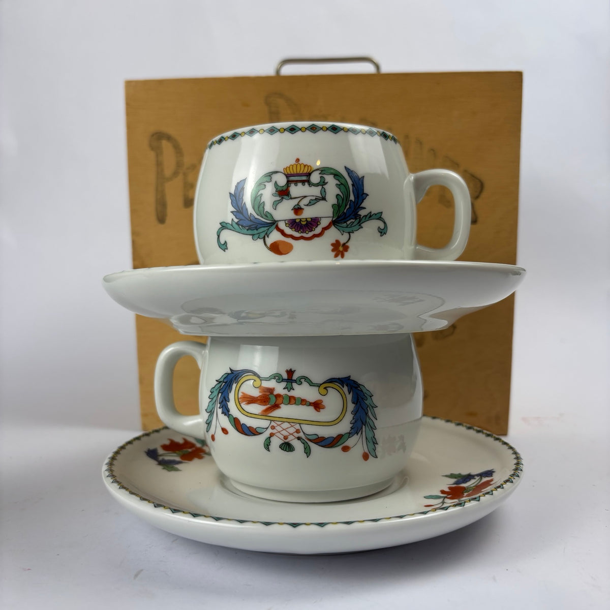 Porcelaine de Paris Pavot breakfast set with floral and ornamental decoration