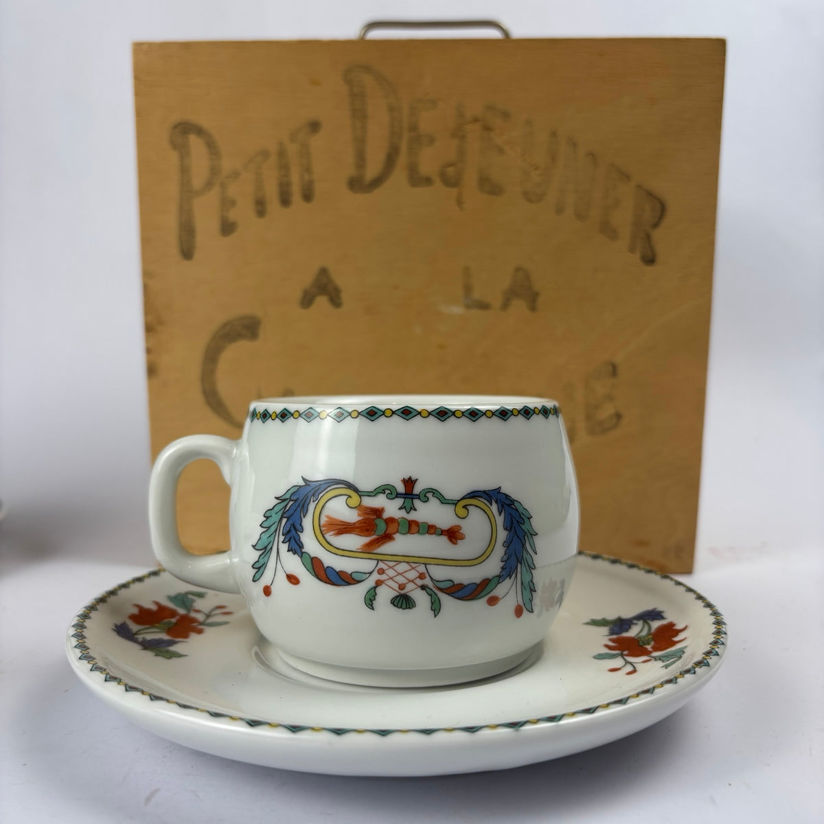 Porcelaine de Paris Pavot breakfast set with floral and ornamental decoration