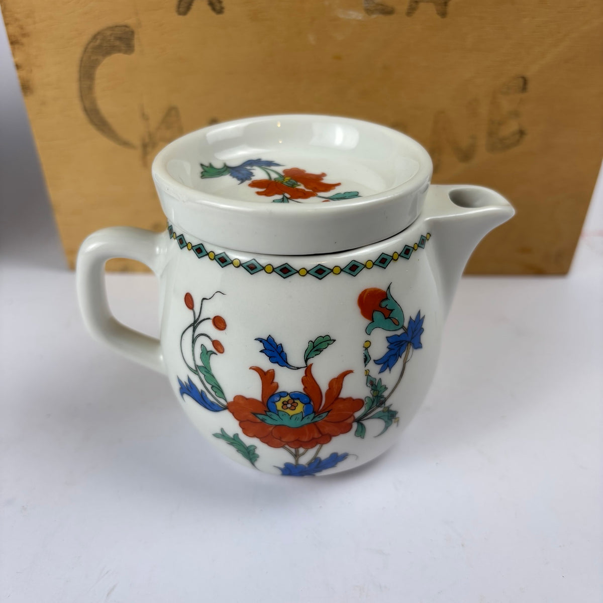 Porcelaine de Paris Pavot breakfast set with floral and ornamental decoration