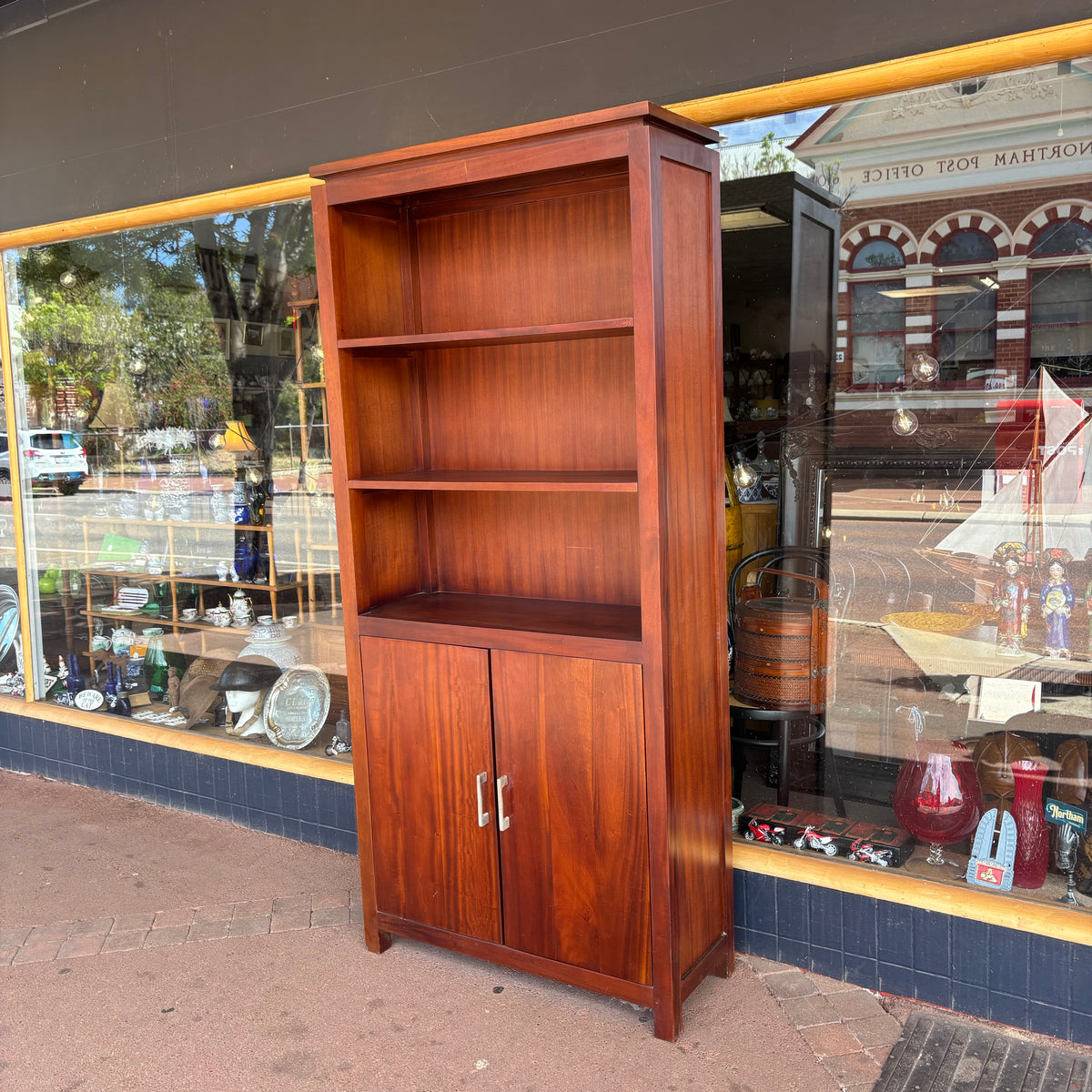 CH Colección Hogar bookcase angled view