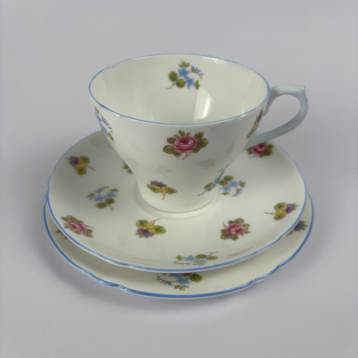 Shelley Floral Trio – Pattern 13424, Blue Trim
