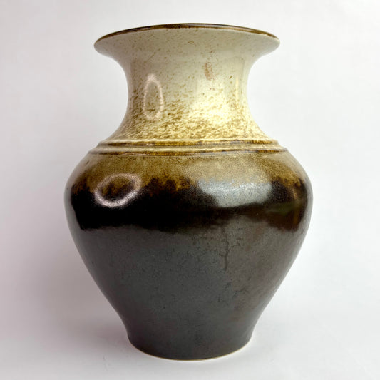 Höf Pottery Vase – 22cm – Cream & Iron Glaze – Western Australia Studio Ceramic