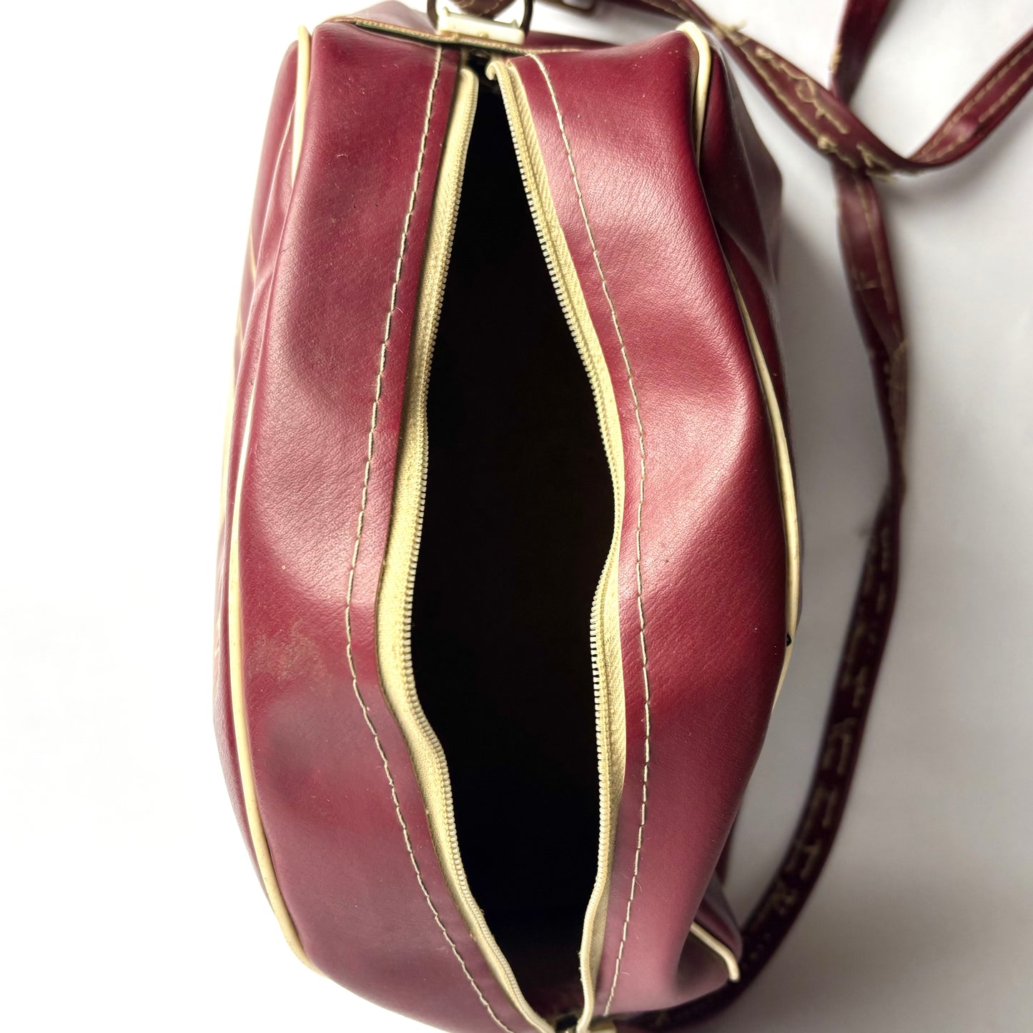 Vintage Qantas V-Jet Vinyl Overnight Bag – “Australia’s Round-the-World Airline” (1960s)