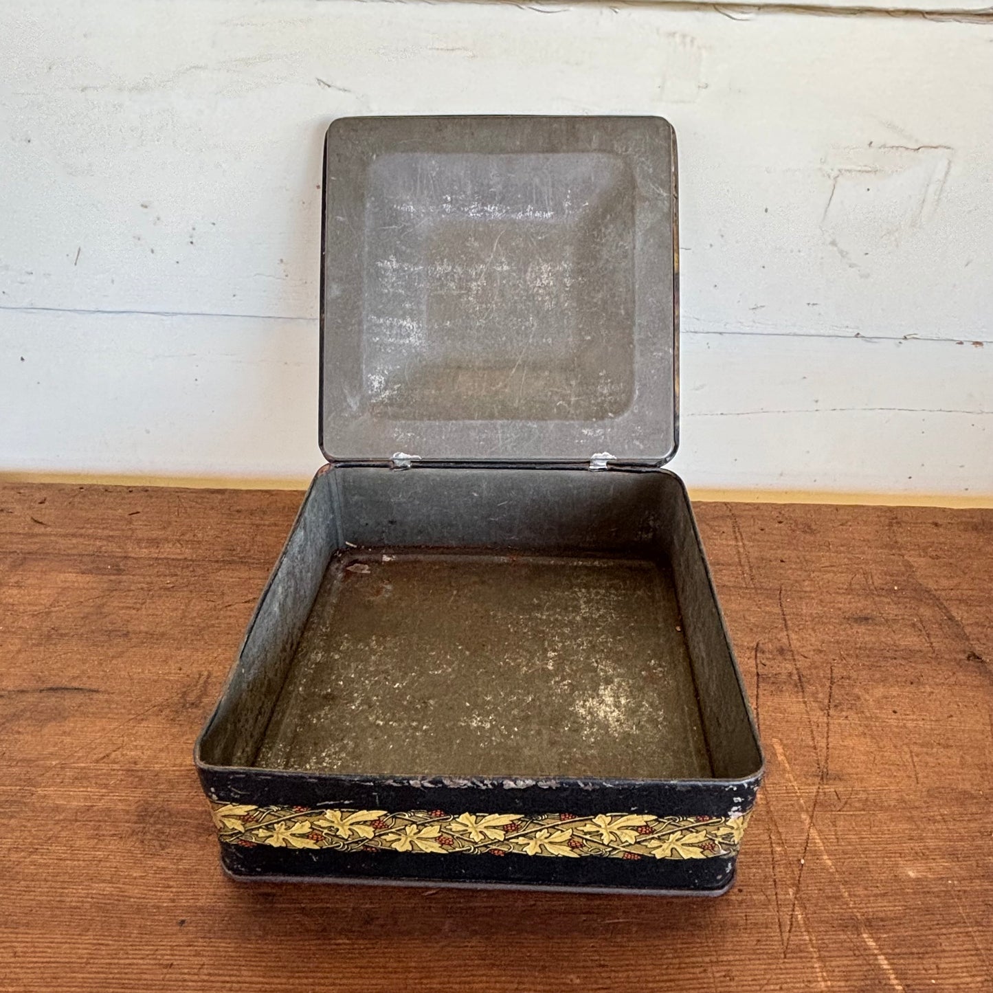 Huntley & Palmers “Cockerel and Hen” Biscuit Tin – c.1920