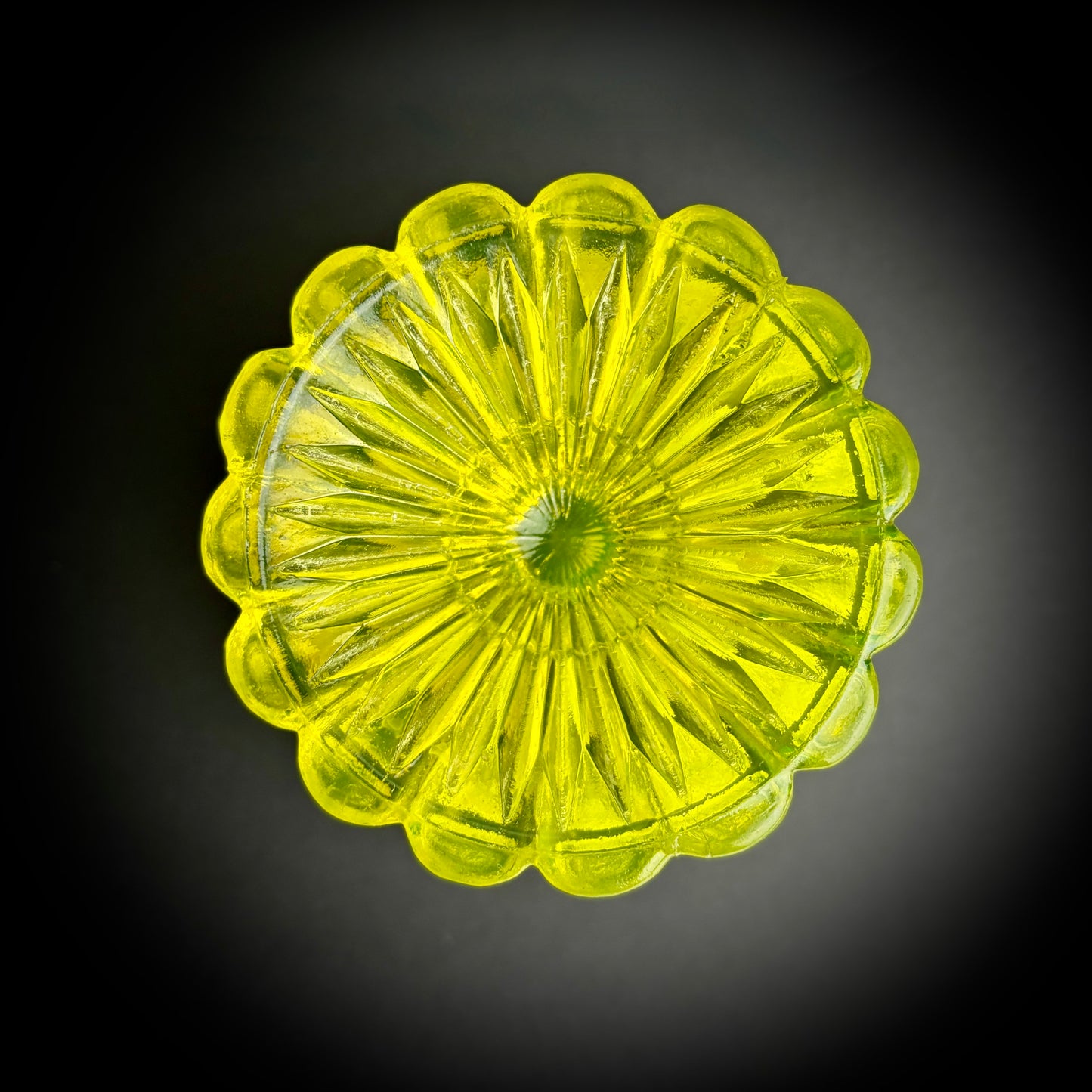 Small Victorian Uranium Pearline Comport