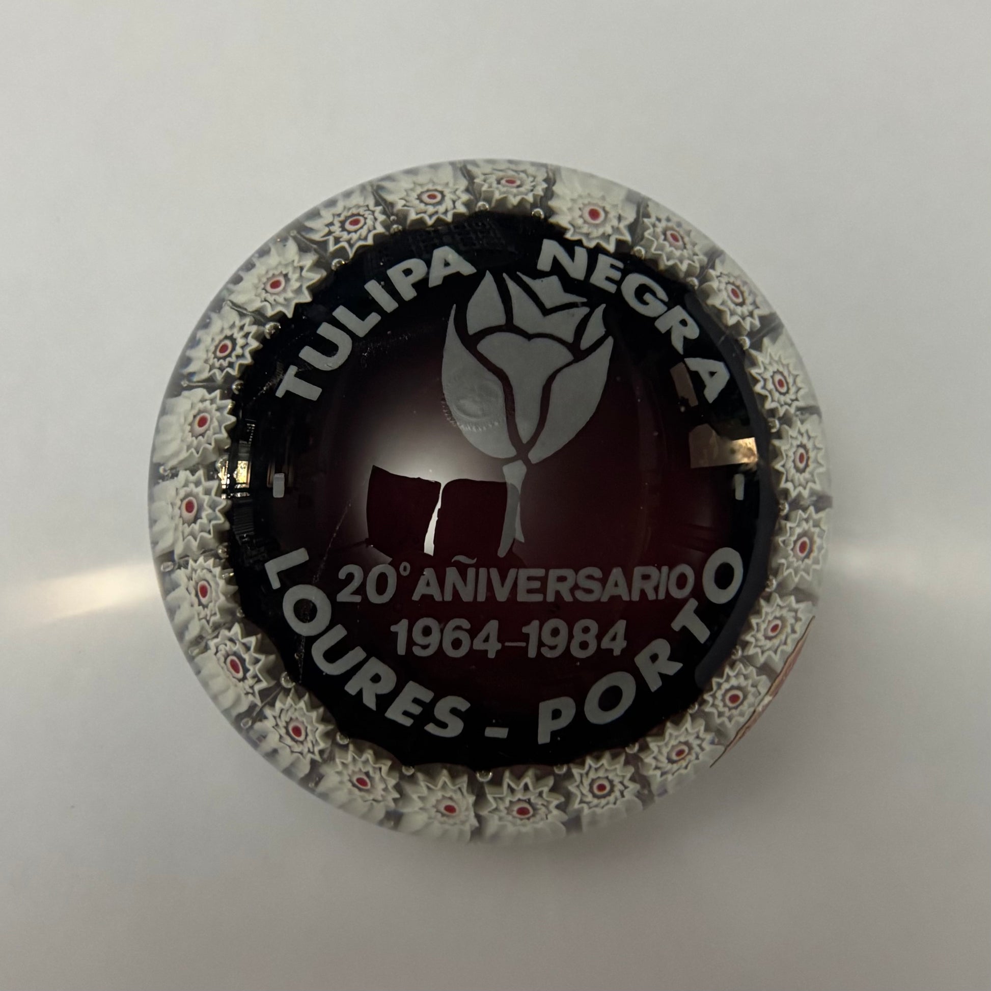 Decorative item with 'Tulipa Negra' branding and text on a white background