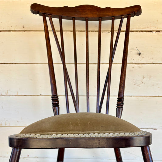 Antique Victorian Spindle-Back Chair – Turned Legs & Original Upholstery