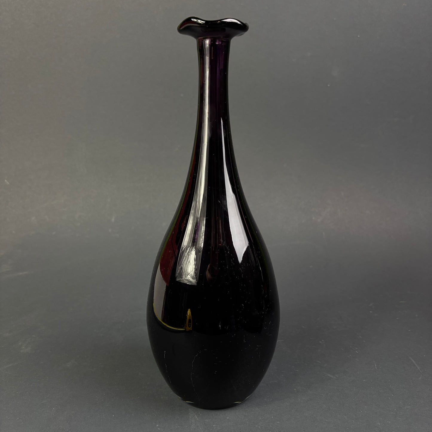 Vintage Amethyst Glass Bud Vase – Hand Blown Art Glass Ripple Rim 30cm