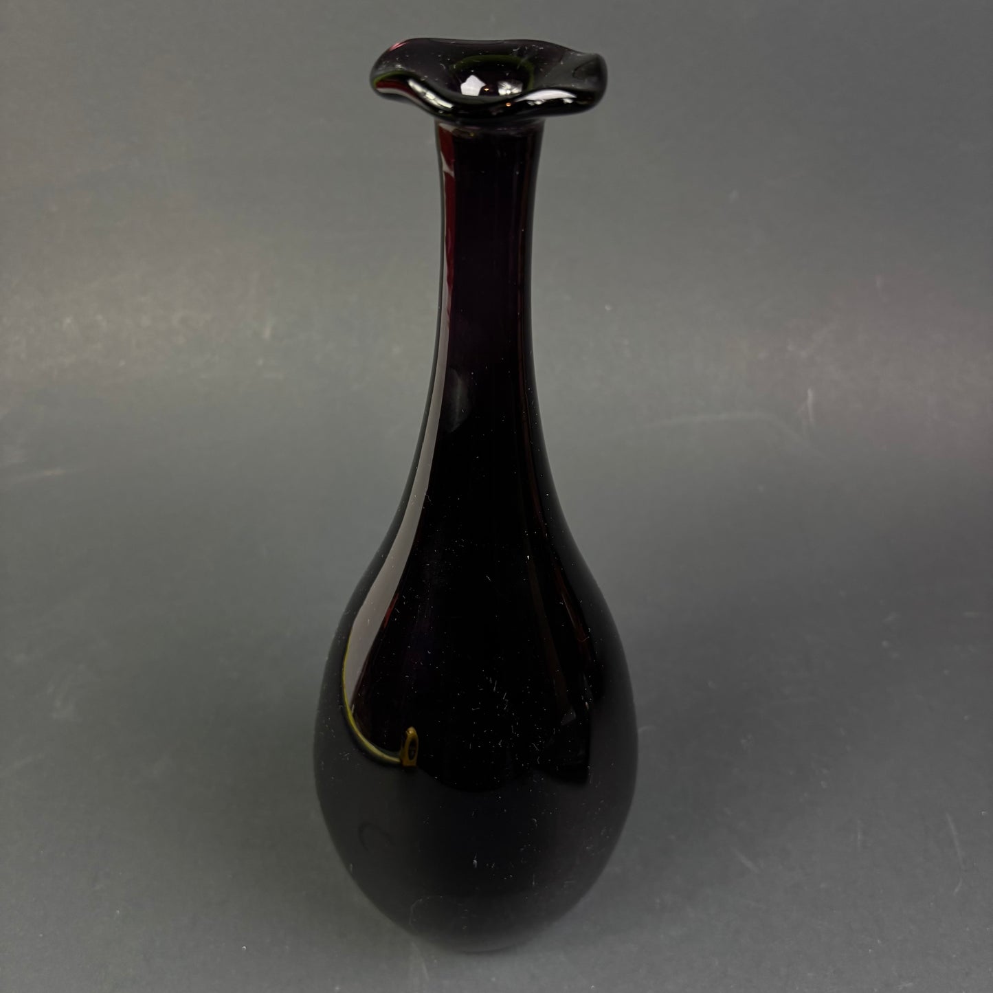 Vintage Amethyst Glass Bud Vase – Hand Blown Art Glass Ripple Rim 30cm