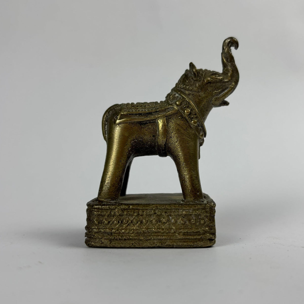 Brass-coloured elephant figurine, view 1