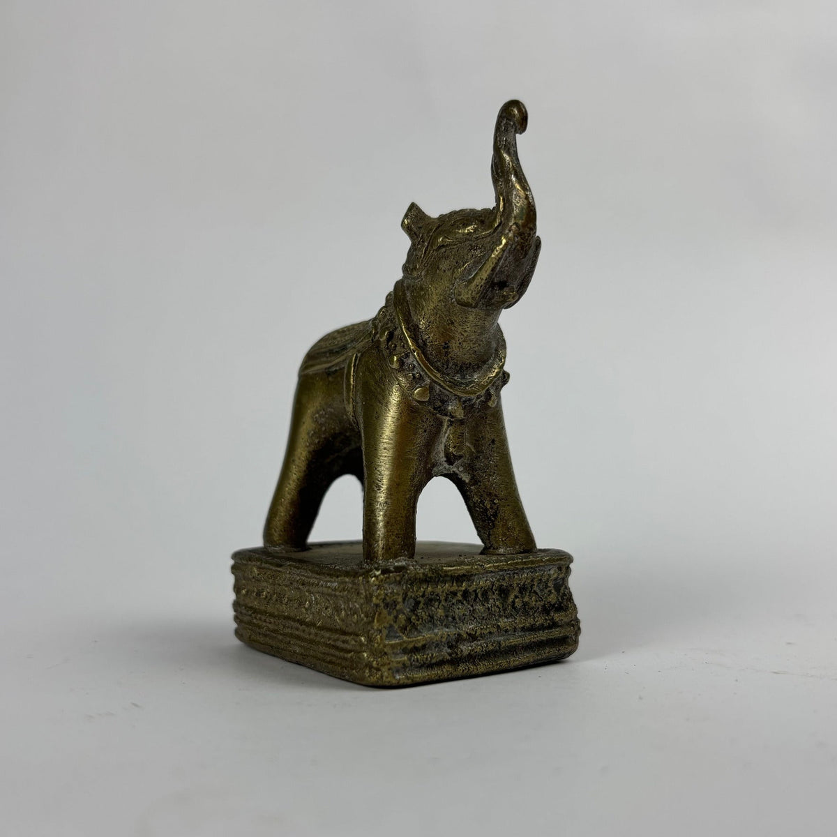 Brass-coloured elephant figurine, view 2
