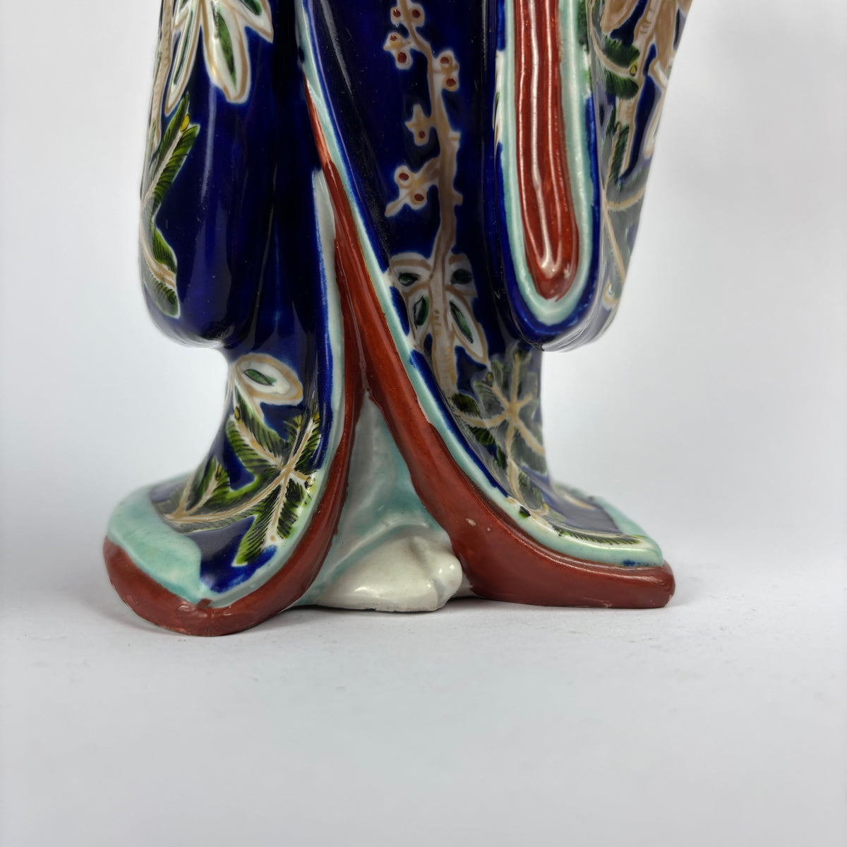 Japanese-style cobalt blue ceramic geisha figure, photograph 4