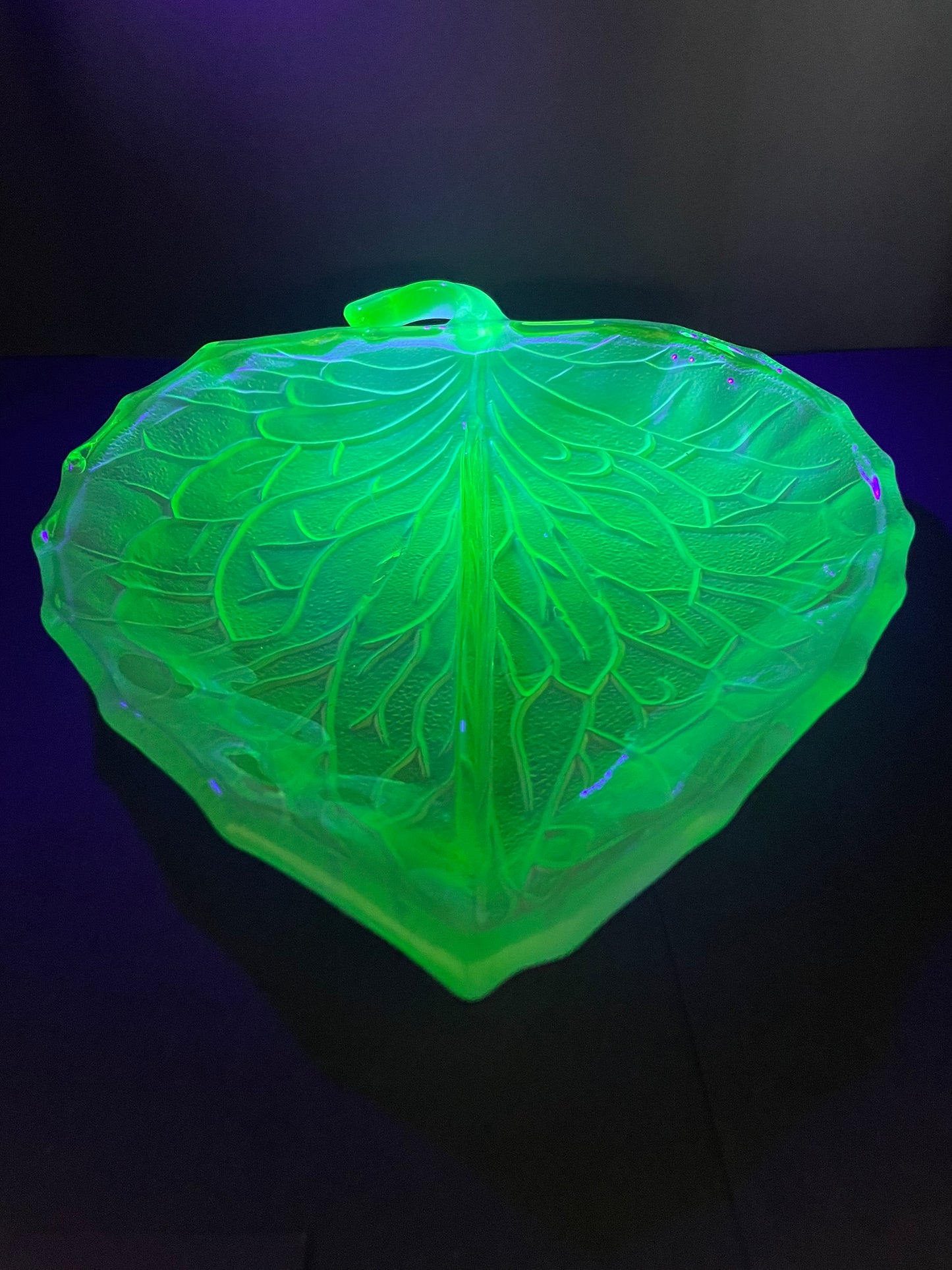 Uranium Leaf Plate 23cm