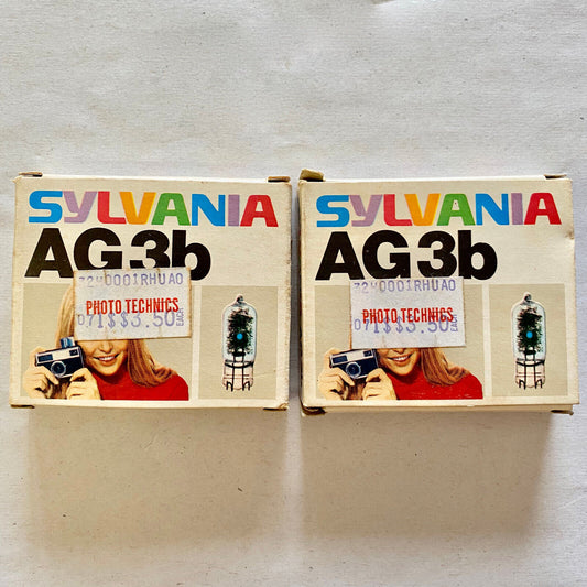 Genuine Vintage Sylvania Blue Dot AG3b Flash Bulbs Original Box 19 Bulbs