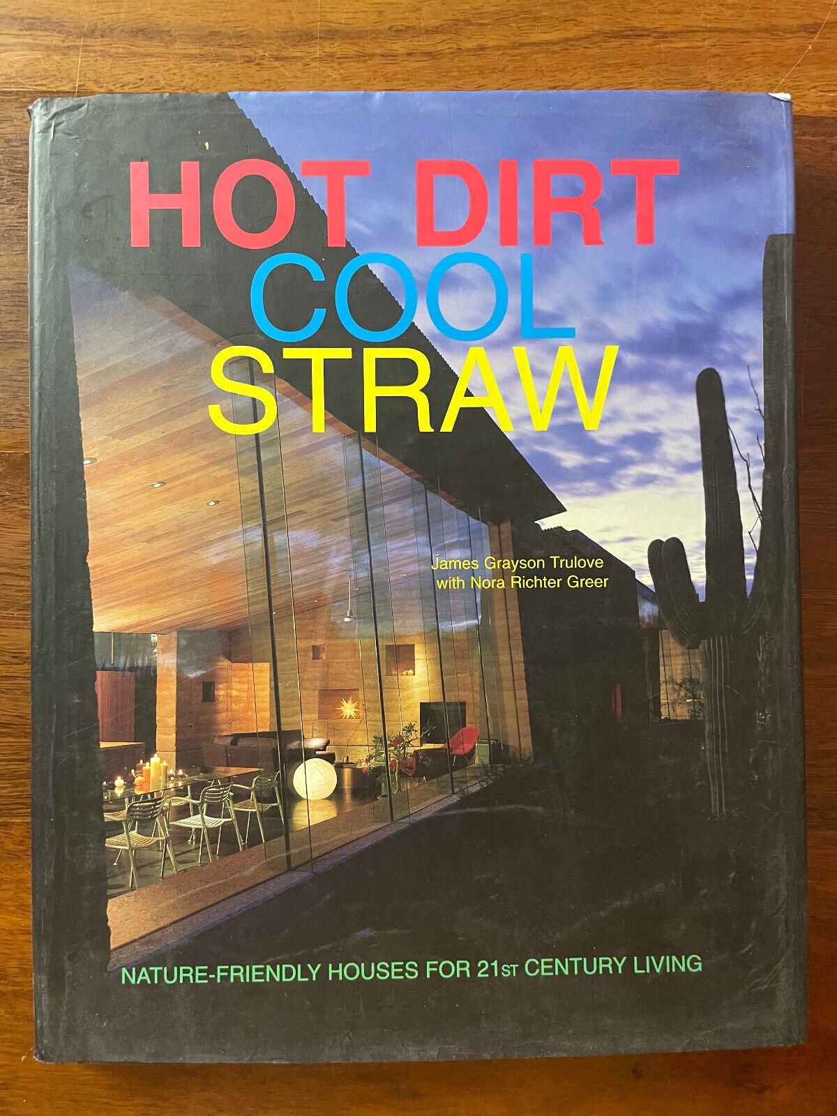 Hot Dirt, Cool Straw: Nature-friendly Houses for the 21st Century by.J.G Trulove